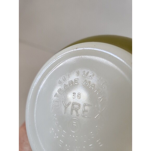 Vintage Pyrex Avocado Green, #401, 1 1/2 Pt. Mixing Bowl, MADE IN USA - Picture 5 of 7